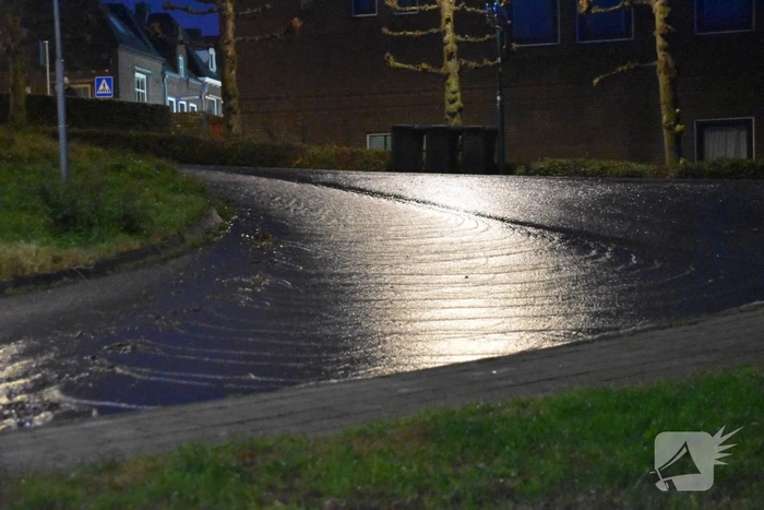 Parkeerterrein onder water door leidingbreuk