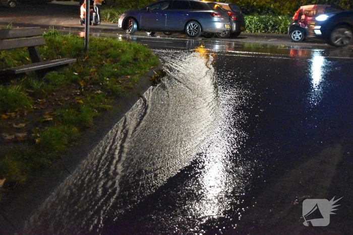Parkeerterrein onder water door leidingbreuk