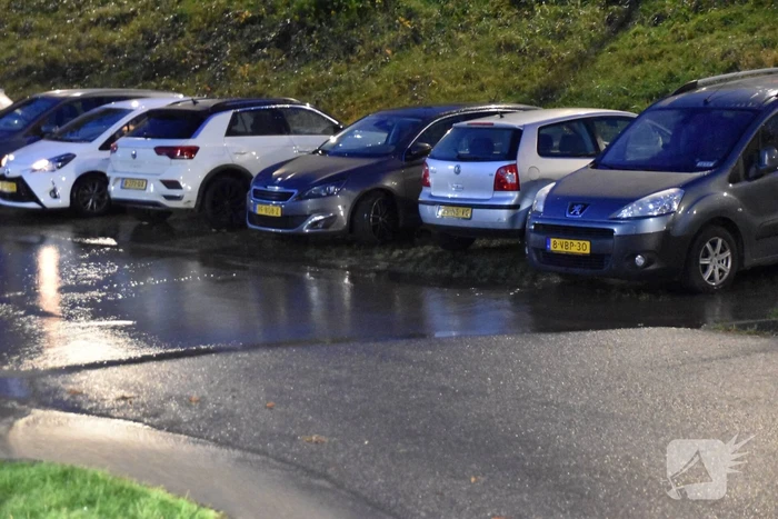 Parkeerterrein onder water door leidingbreuk