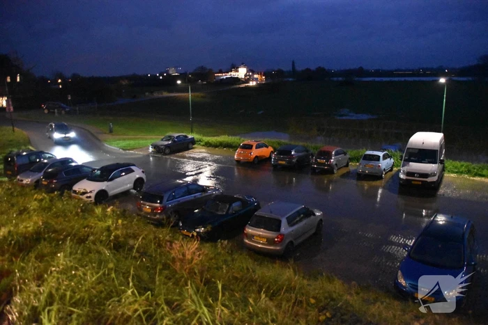 Parkeerterrein onder water door leidingbreuk