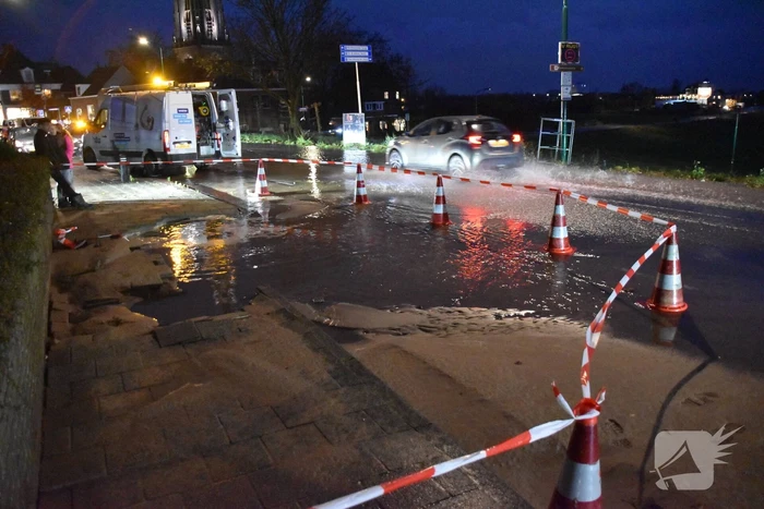 Parkeerterrein onder water door leidingbreuk