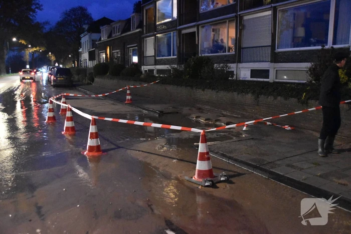 Parkeerterrein onder water door leidingbreuk