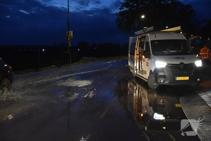 Parkeerterrein onder water door leidingbreuk