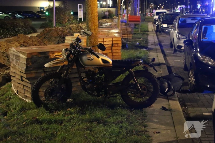 Schade na botsing tussen auto en bromfiets