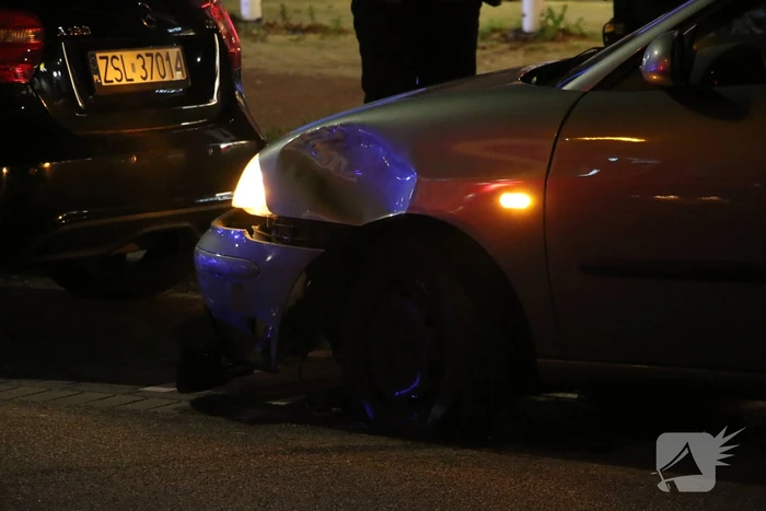 Schade na botsing tussen auto en bromfiets