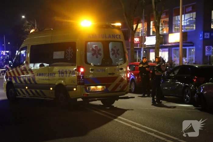 Schade na botsing tussen auto en bromfiets