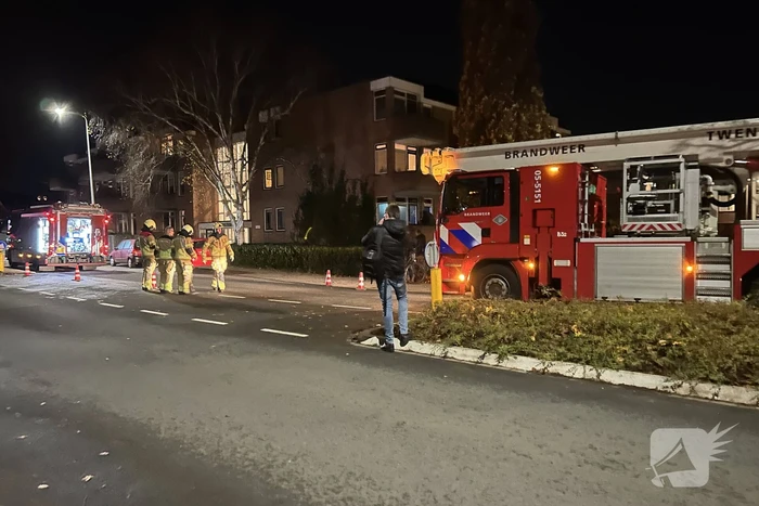 Brandweer inspecteert flat na brandmelding