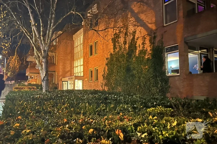 Brandweer inspecteert flat na brandmelding