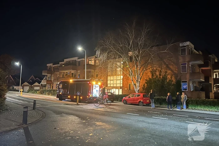 Brandweer inspecteert flat na brandmelding