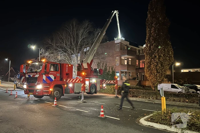 Brandweer inspecteert flat na brandmelding