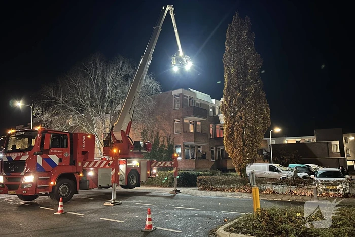 Brandweer inspecteert flat na brandmelding