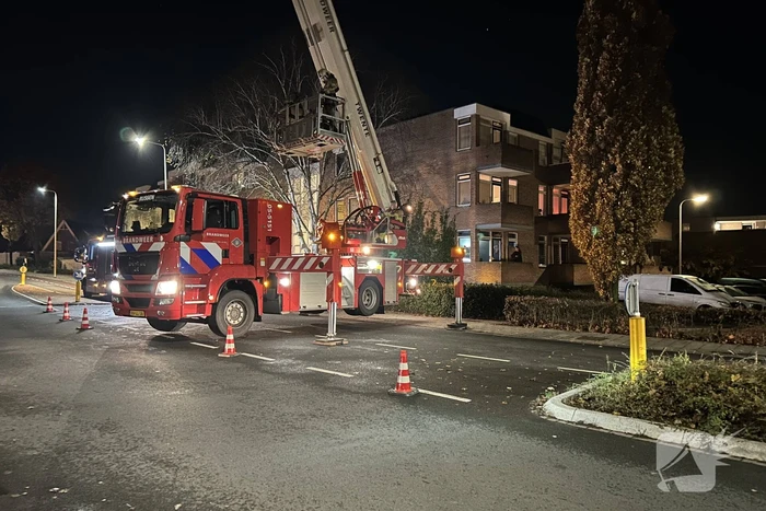 Brandweer inspecteert flat na brandmelding