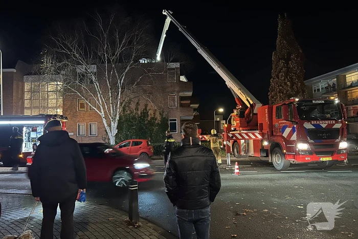 Brandweer inspecteert flat na brandmelding