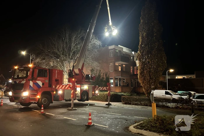 Brandweer inspecteert flat na brandmelding