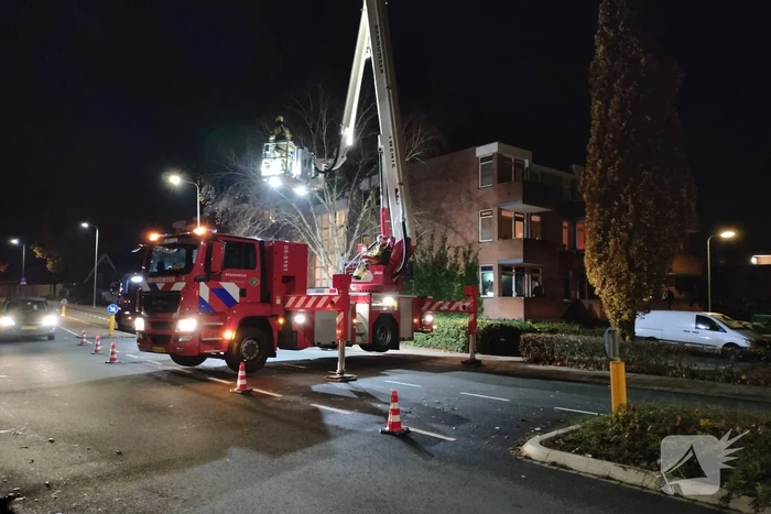 Brandweer inspecteert flat na brandmelding