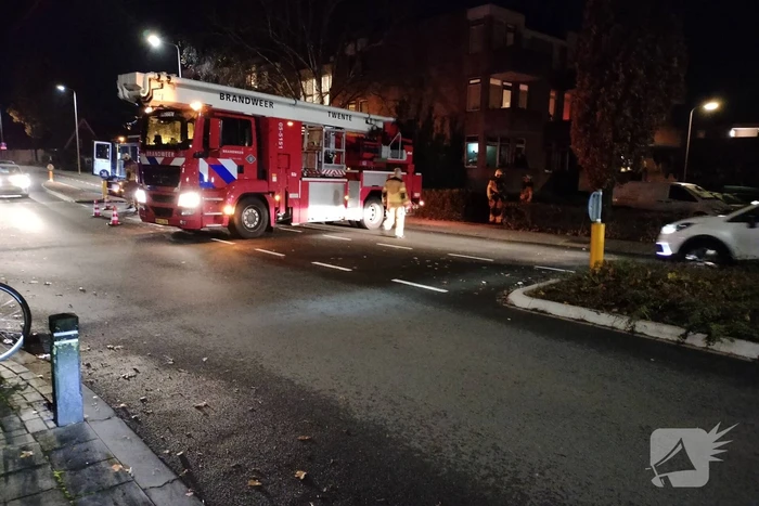 Brandweer inspecteert flat na brandmelding