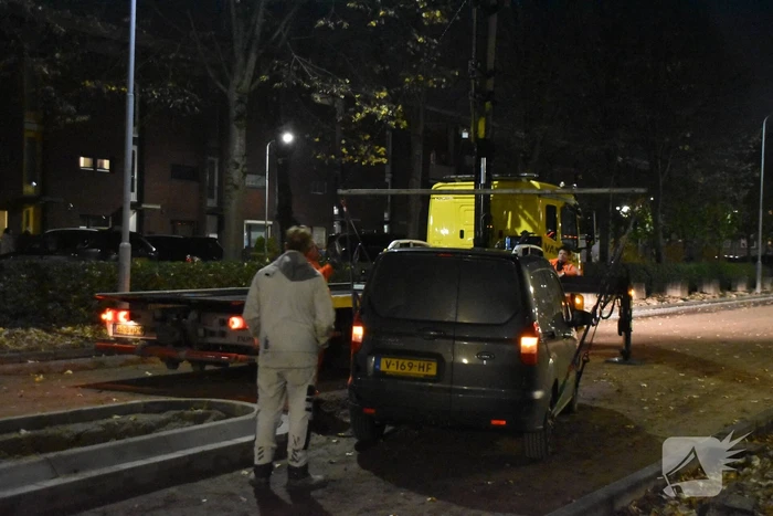 Bestelbus rijdt zich vast op vluchtheuvel