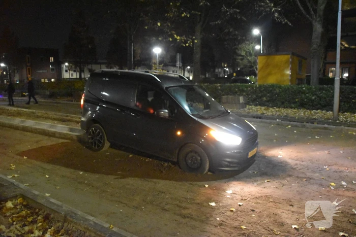 Bestelbus rijdt zich vast op vluchtheuvel