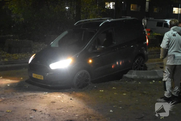 Bestelbus rijdt zich vast op vluchtheuvel