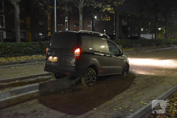 Bestelbus rijdt zich vast op vluchtheuvel