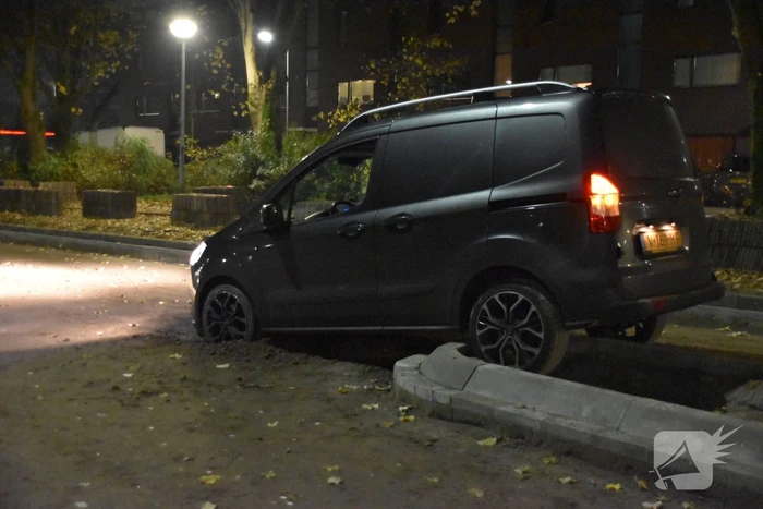 Bestelbus rijdt zich vast op vluchtheuvel