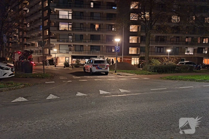 Onderzoek naar aantreffen overleden persoon naast flat