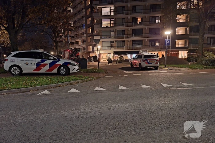 Onderzoek naar aantreffen overleden persoon naast flat