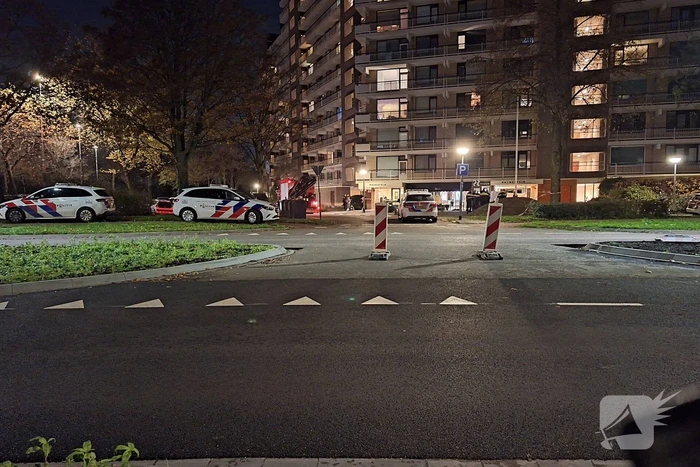 Onderzoek naar aantreffen overleden persoon naast flat