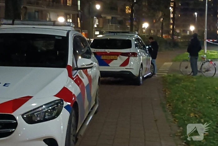Onderzoek naar aantreffen overleden persoon naast flat