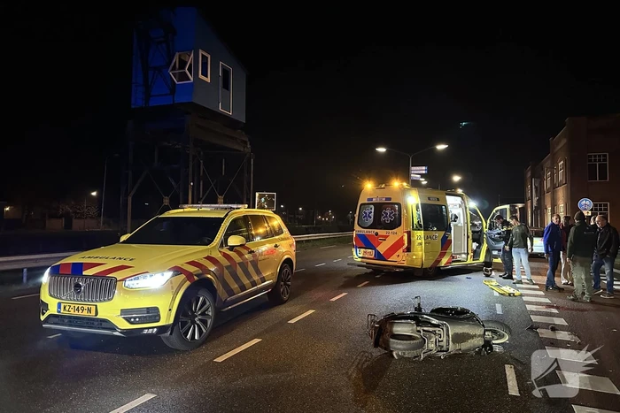 Brommerrijder ernstig gewond bij botsing met auto