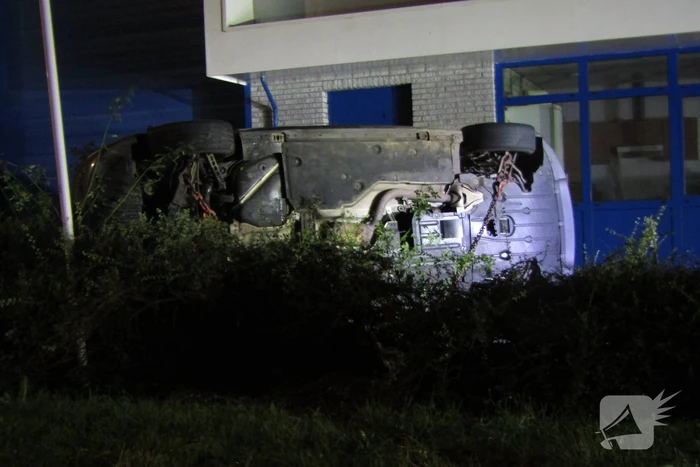 Bestuurder raakt macht over stuur kwijt, auto belandt op zijn kop