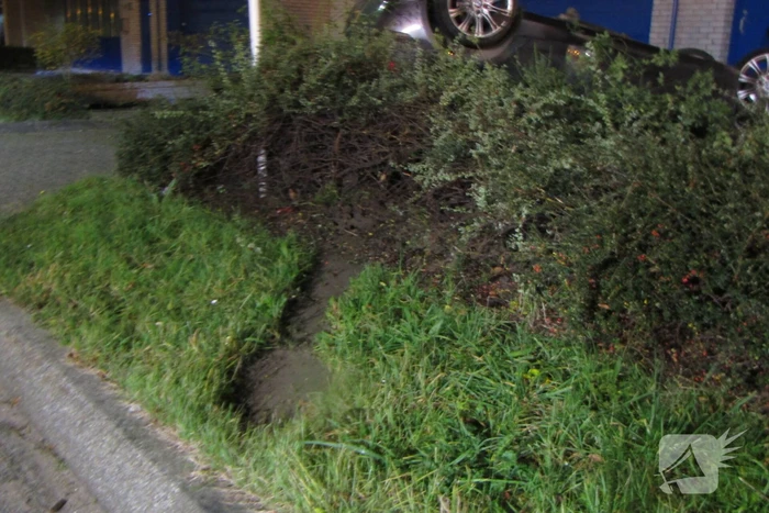 Bestuurder raakt macht over stuur kwijt, auto belandt op zijn kop