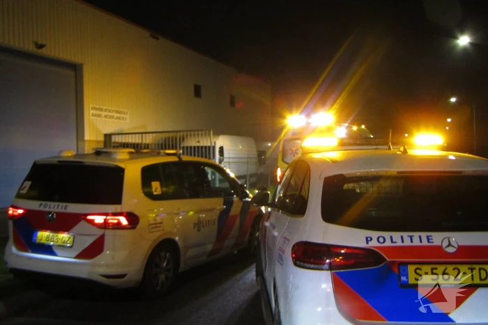 Bestuurder raakt macht over stuur kwijt, auto belandt op zijn kop