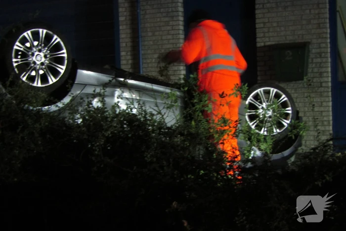 Bestuurder raakt macht over stuur kwijt, auto belandt op zijn kop