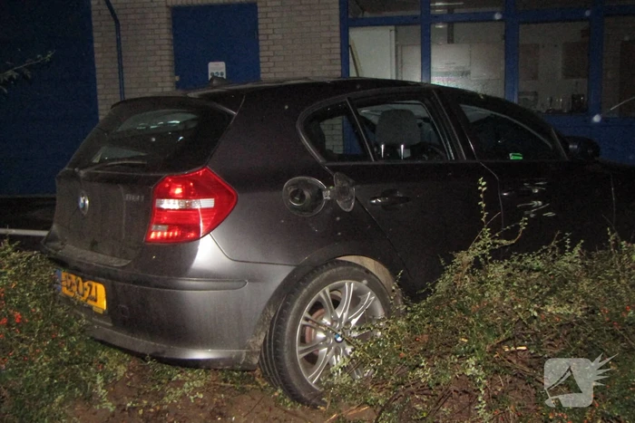 Bestuurder raakt macht over stuur kwijt, auto belandt op zijn kop