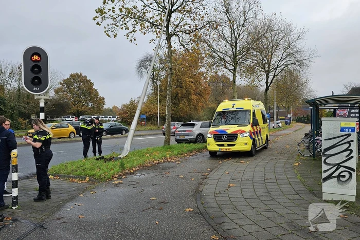Personenauto vliegt uit de bocht en klapt op lantaarnpaal