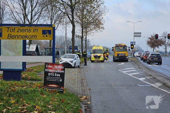 Personenauto vliegt uit de bocht en klapt op lantaarnpaal