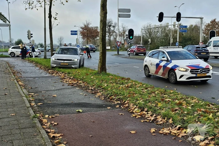 Personenauto vliegt uit de bocht en klapt op lantaarnpaal