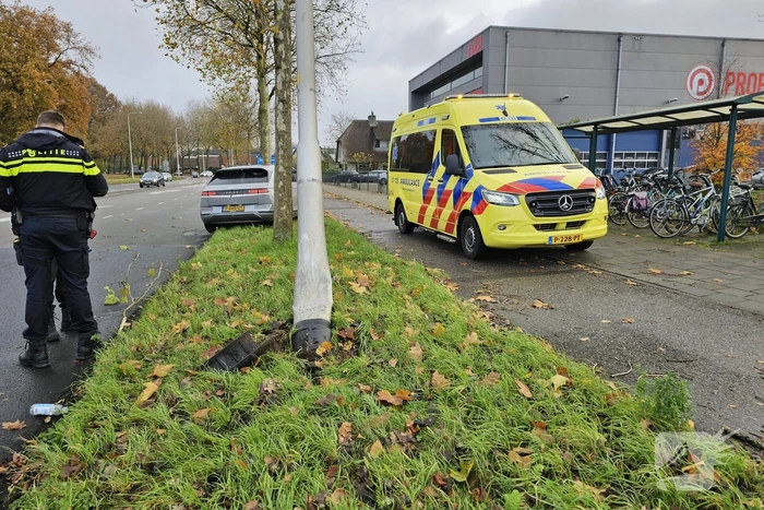 Personenauto vliegt uit de bocht en klapt op lantaarnpaal