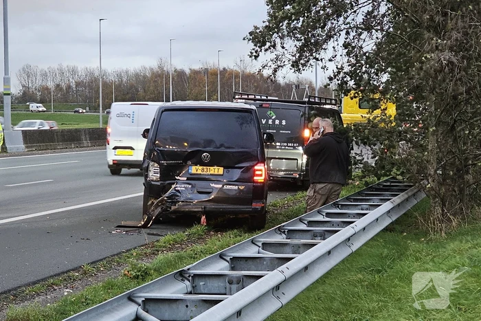 Fikse schade bij kop-staartbotsing tussen bestelbussen