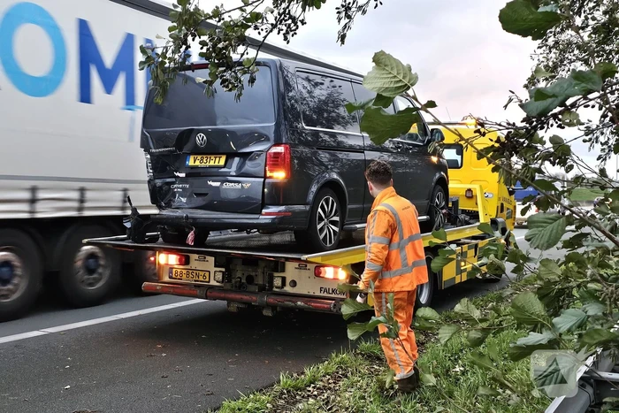 Fikse schade bij kop-staartbotsing tussen bestelbussen