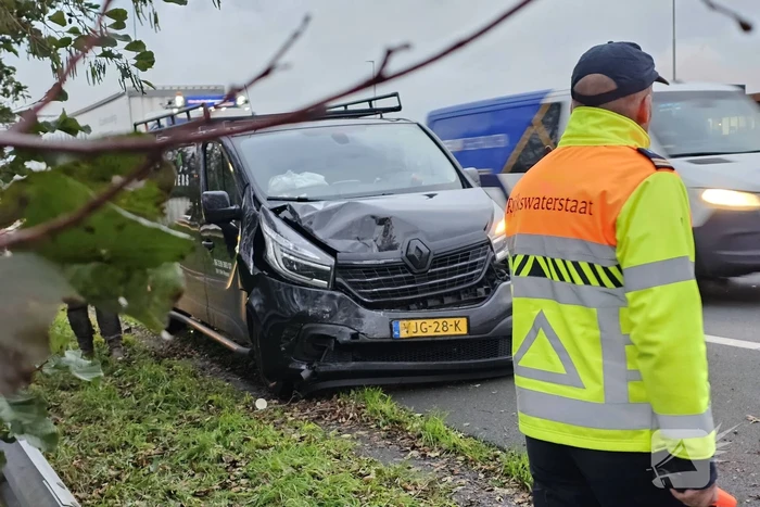Fikse schade bij kop-staartbotsing tussen bestelbussen