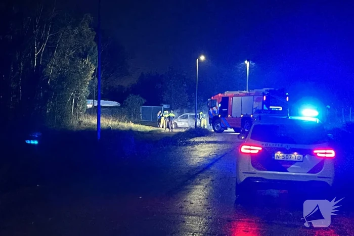 Geparkeerde auto volledig uitgebrand