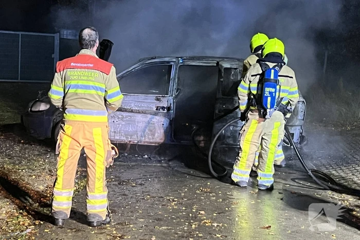 Geparkeerde auto volledig uitgebrand