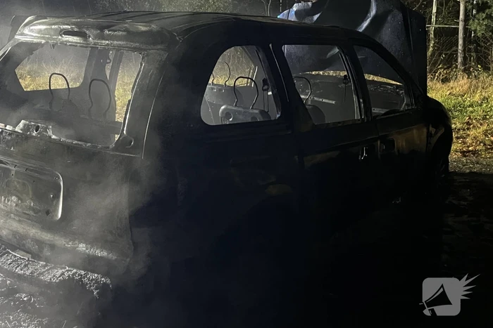 Geparkeerde auto volledig uitgebrand