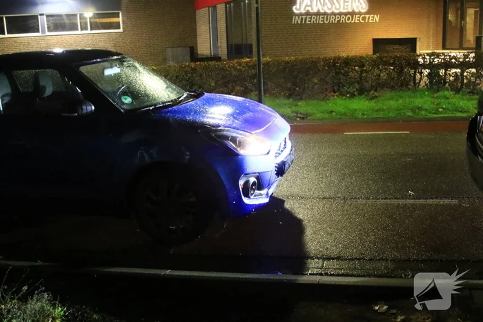 Automobilist botst op paal en boom