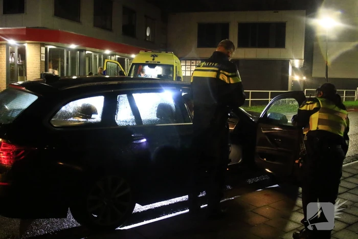 Automobilist botst op paal en boom