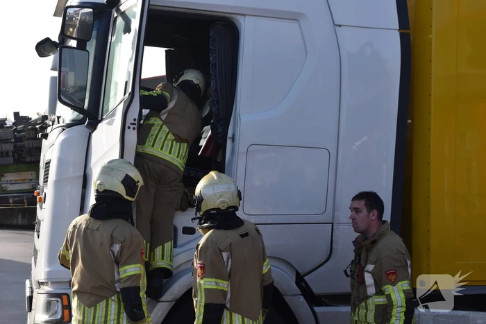 Vrachtwagen vat vlam