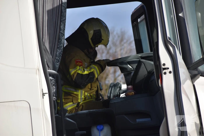Vrachtwagen vat vlam