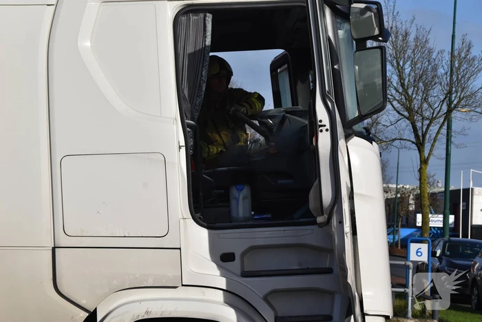 Vrachtwagen vat vlam